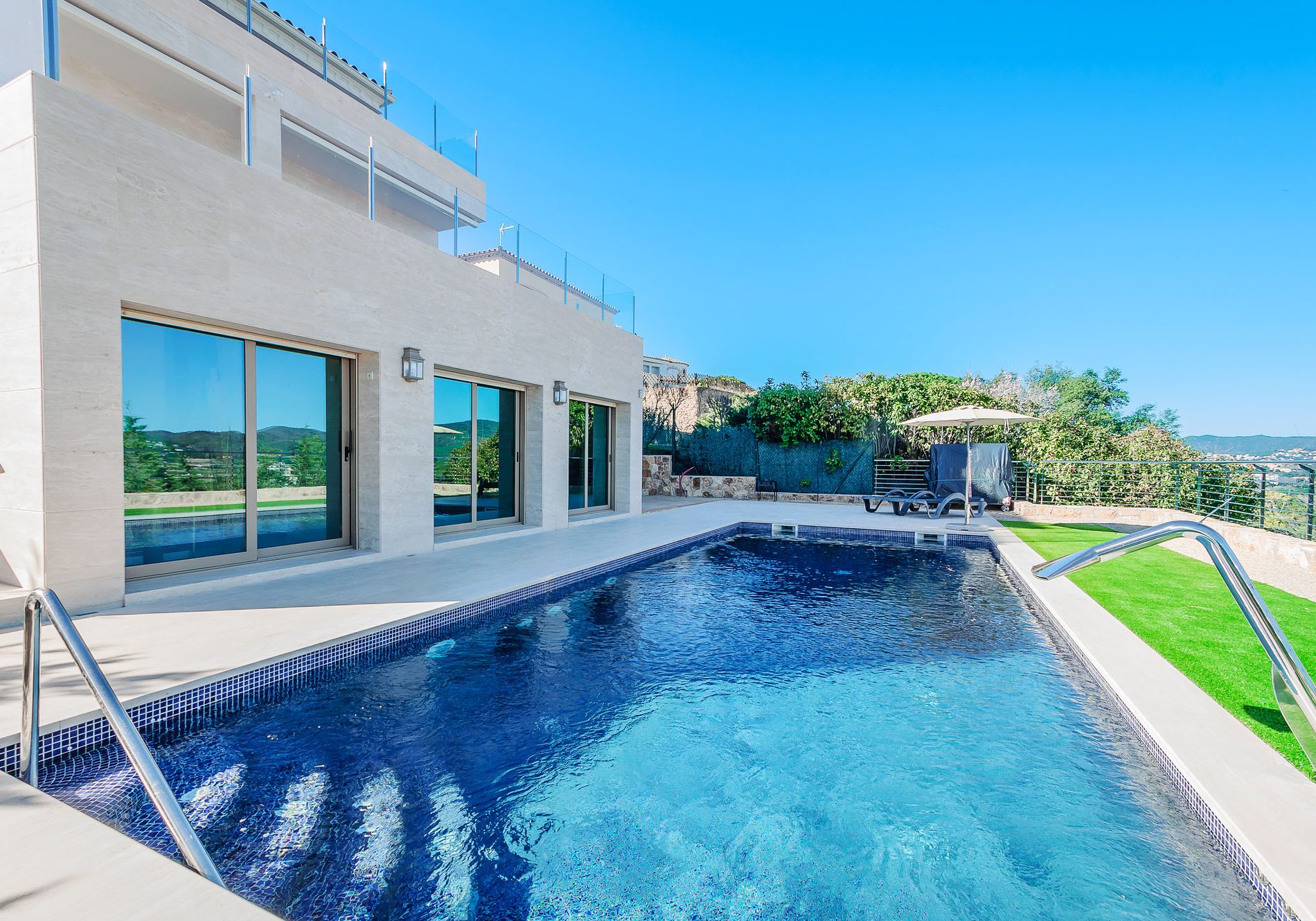 photo-piscine-marche-coin-2_paves-decors