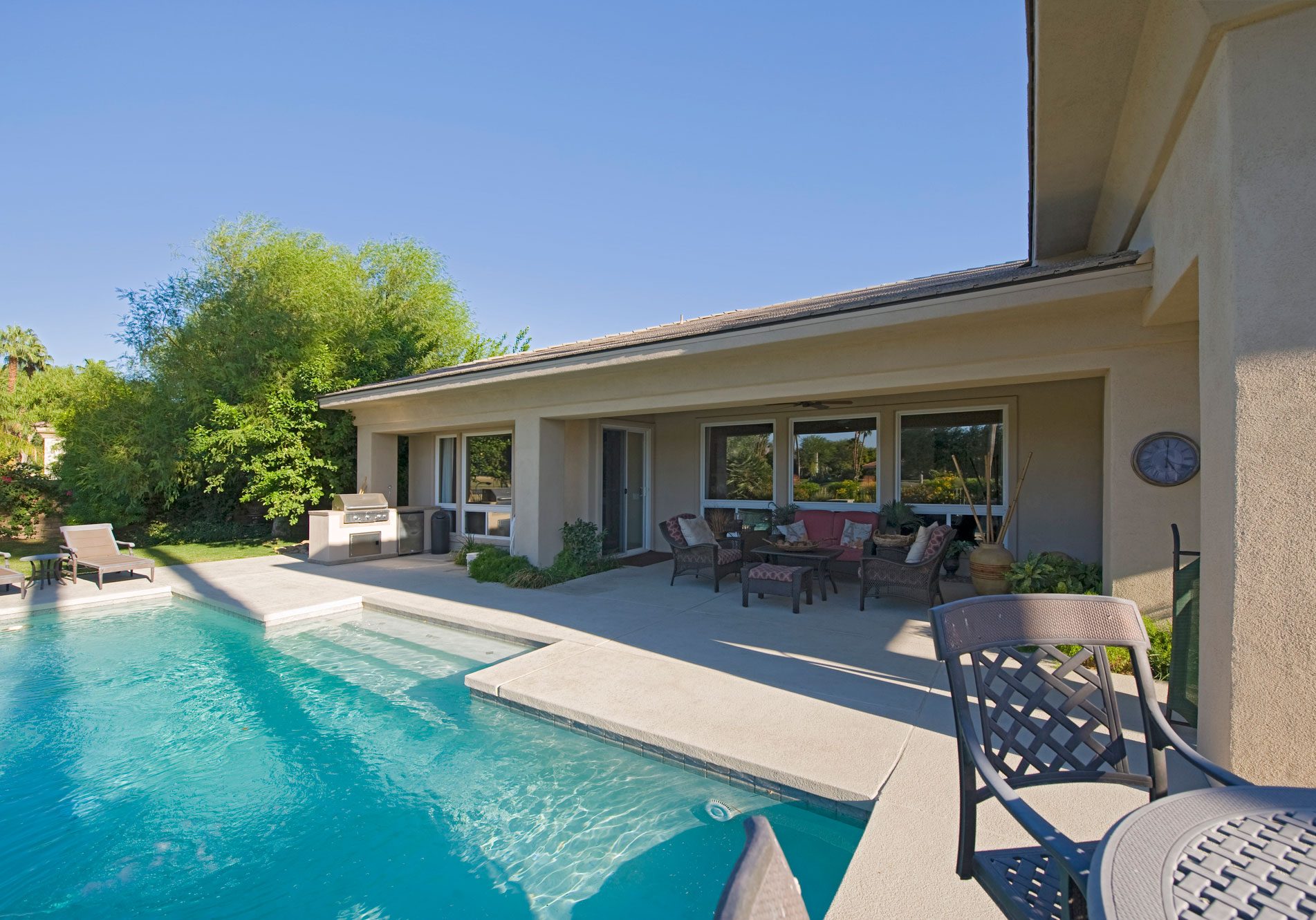 photo-piscine-marche-exterieure-2_paves-decors